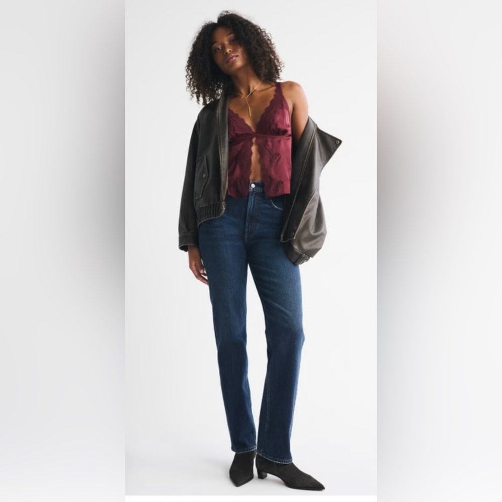 Abercrombie & Fitch “The 90s Straight” Ultra High Rise — Curve Love Medium Wash